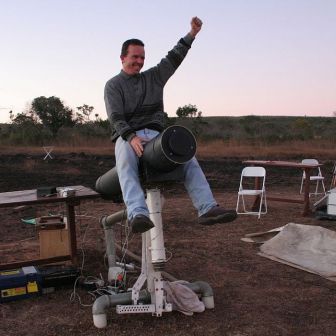 Maciel montando o Touro, um de seus telescópios